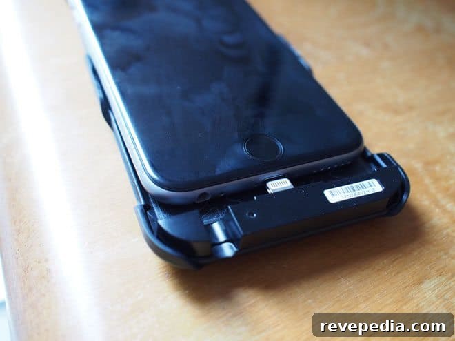 Charge Smarter: OtterBox Resurgence Power Bank Review 3 otterbox-resurgence-plug