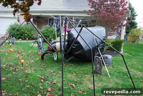 Creepy Halloween Spider Craft That Will Terrify Your Guests 3 halloween-spider.jpg