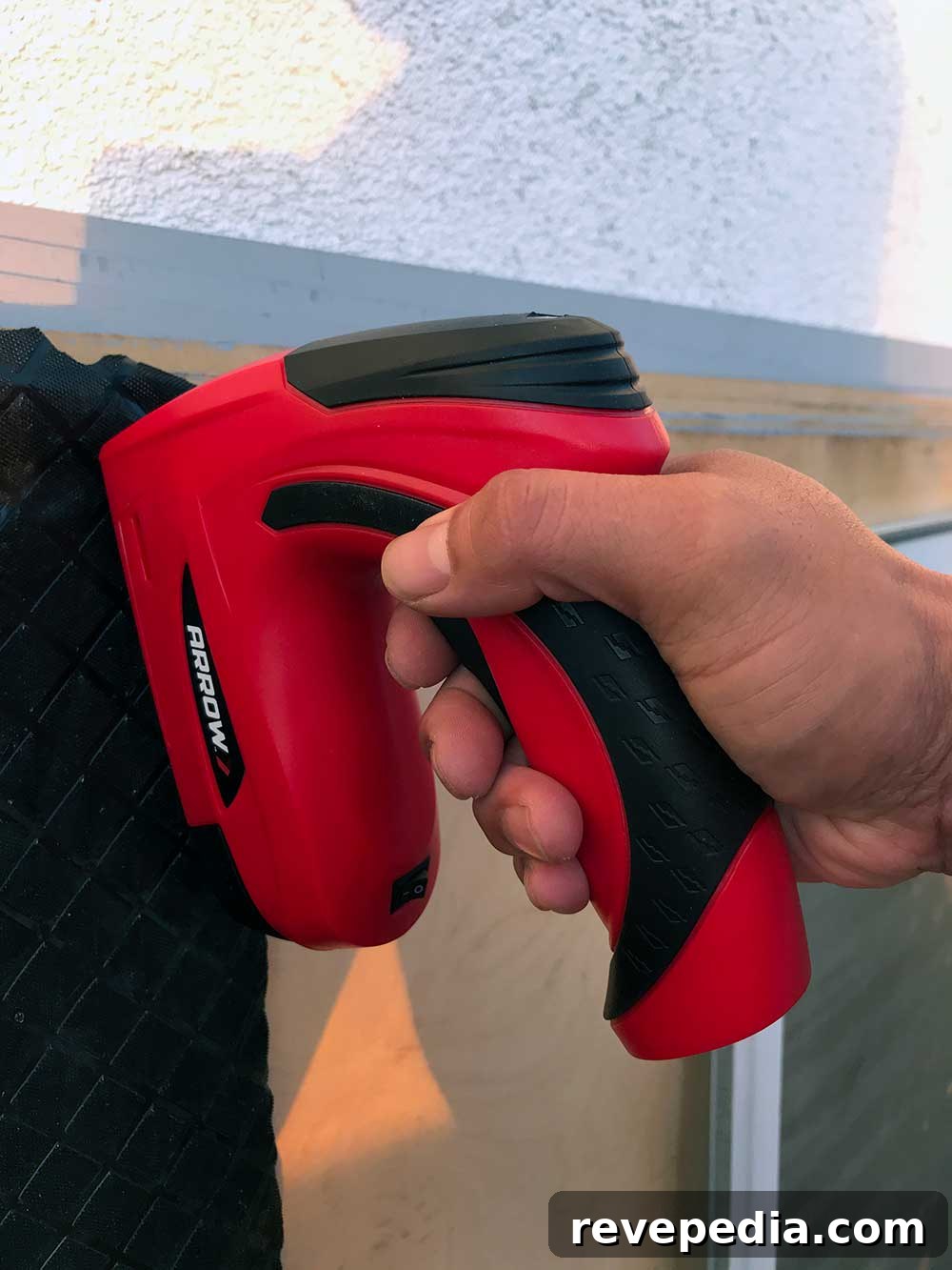Arrow E21 Cordless Electric Staple Gun Review: Ideal for DIY Projects 5 img 23705 4