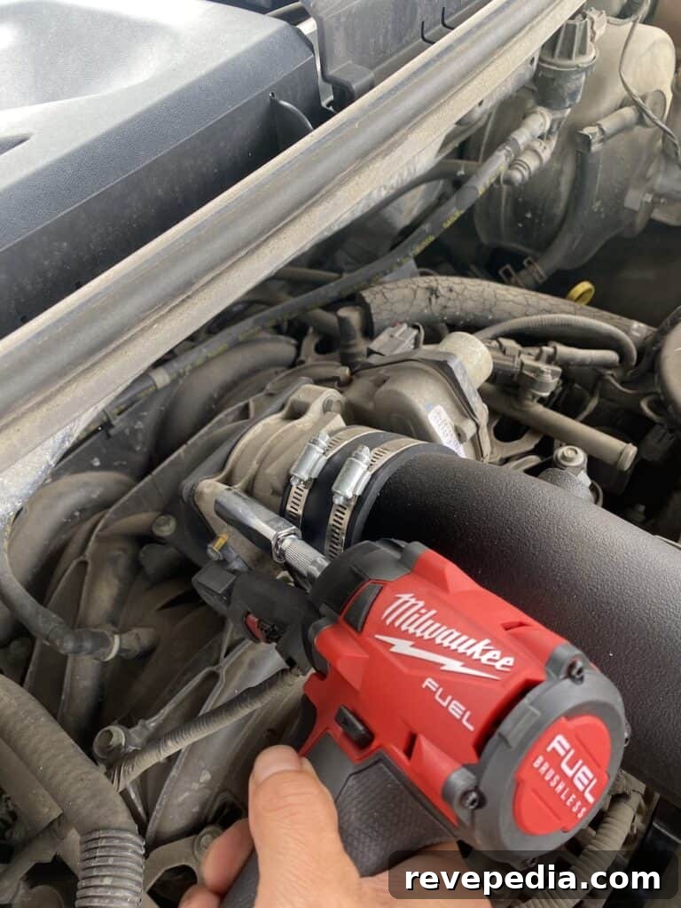 Milwaukee 3/8 Impact Wrench — Compact High-Torque Driver 4 img 27155 3