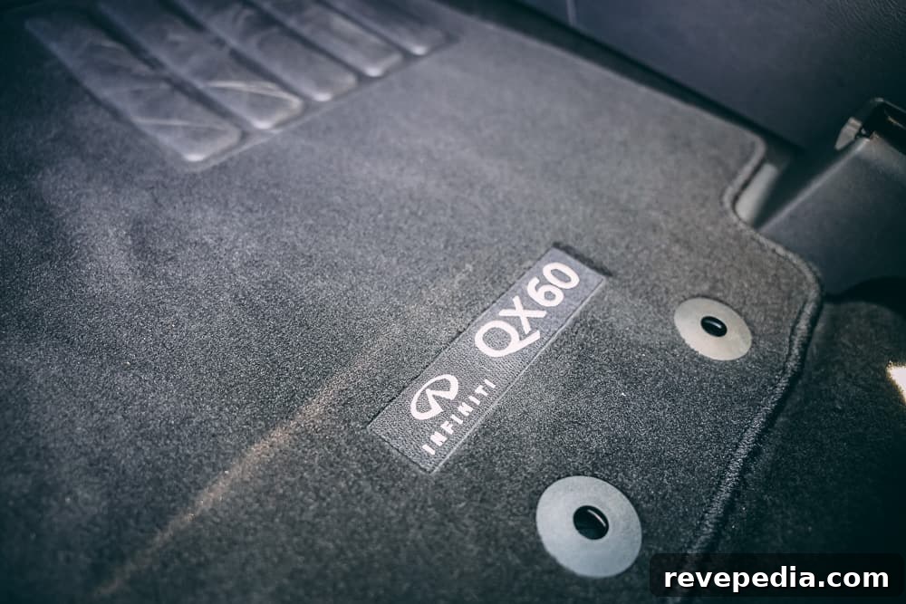 2024 Infiniti QX60: New Luxury Features and What’s Changed 24 Detail shot of grille