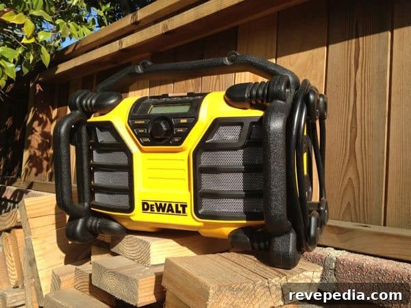 dewalt-dcr015-worksite-radio-wood
