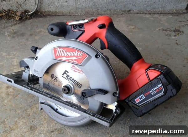 Milwaukee M18 FUEL Cordless Circular Saw Review & Specs 2 milwaukee-m18-circular-saw
