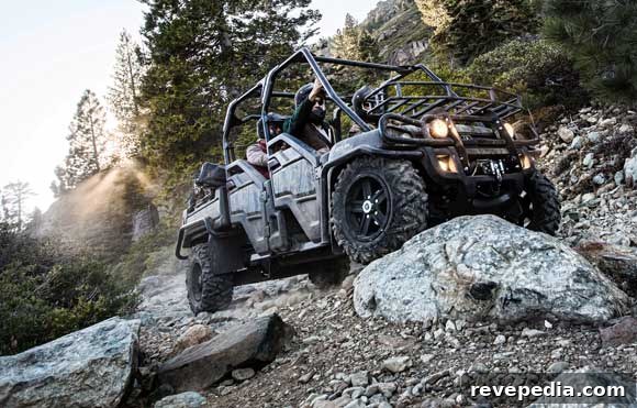 John Deere Gators Upgraded: New Features and Performance Boost 5 john-deere_XUV825iS4_Camo_Field