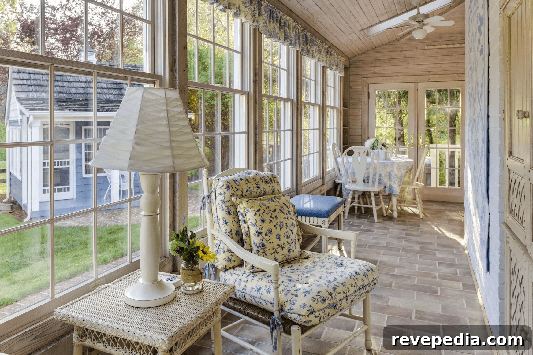 How to Choose the Right Sunroom Contractor for Your Renovation 3 sunroom for your family home